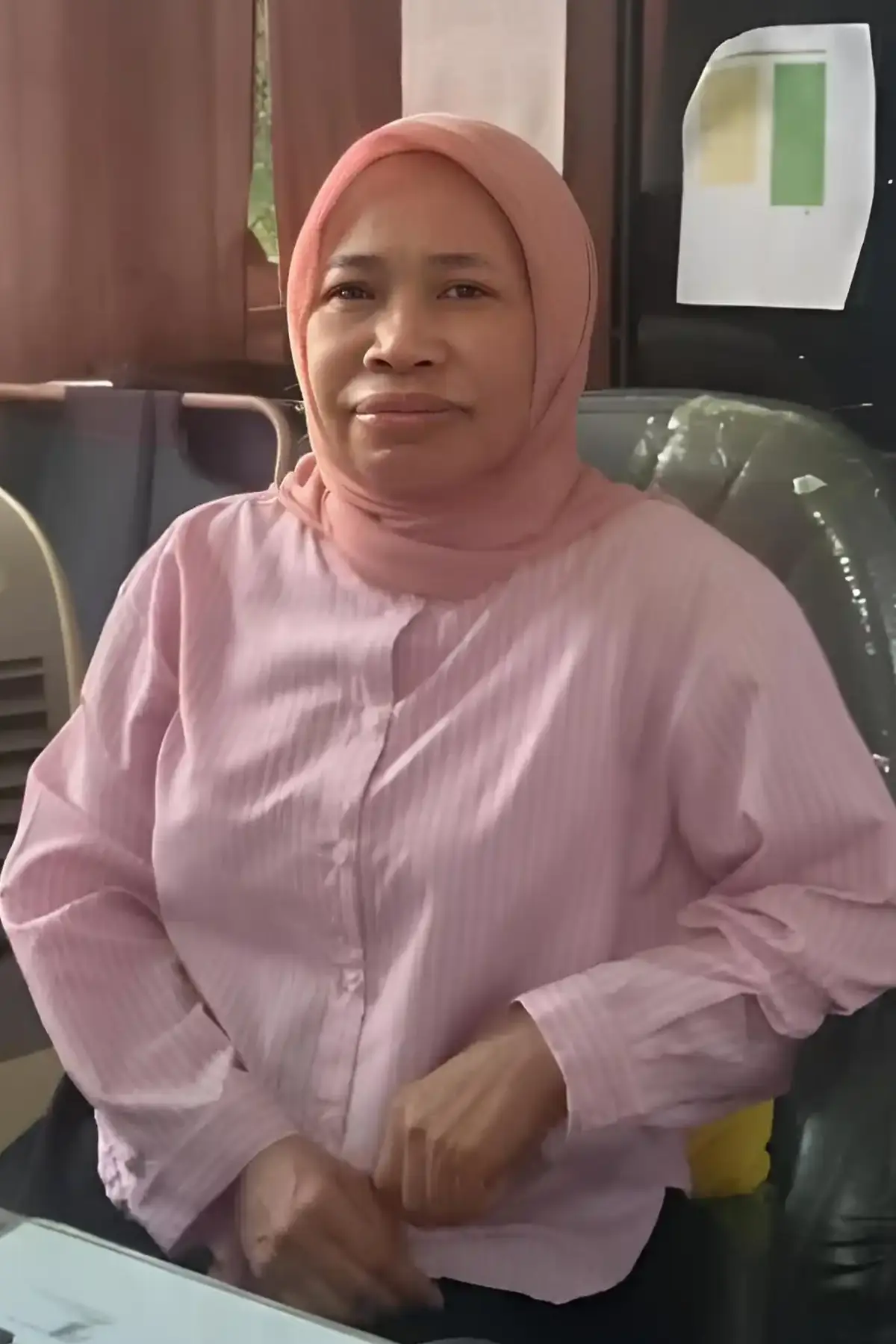 Ibu Nur (Kasubag) 4x6