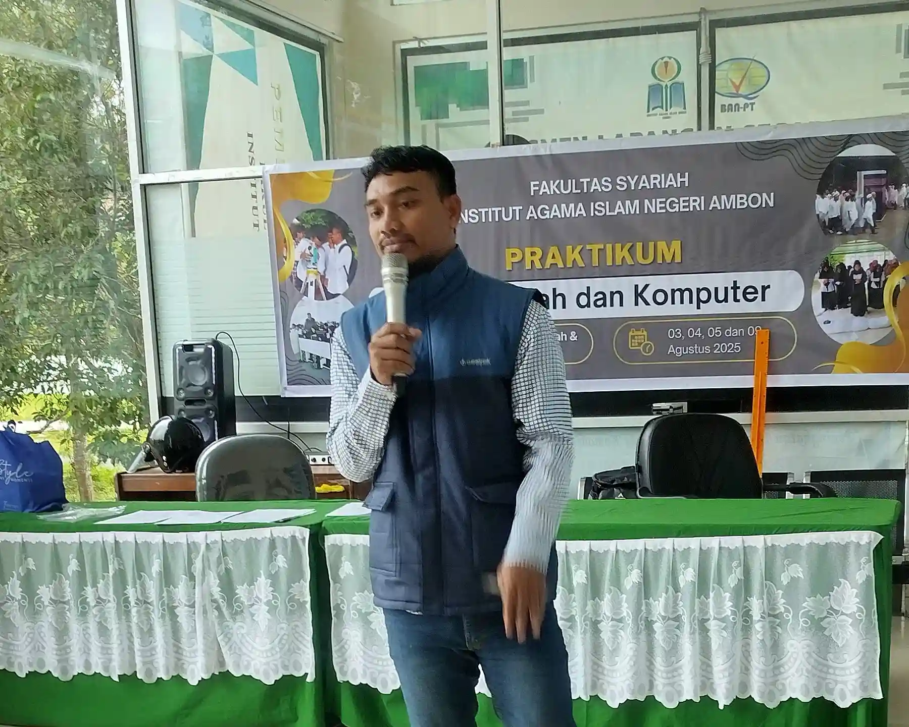 Pemateri memberikan Materi